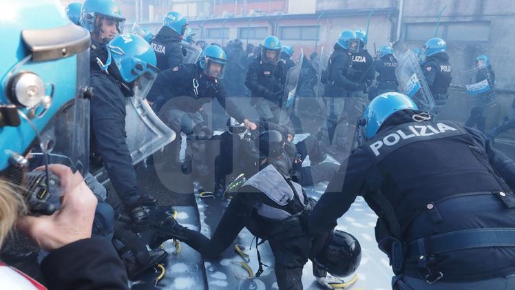 Un momento degli scontri tra manifestanti e polizia (COLORFOTO/DALLA POZZA)