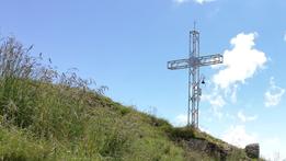 The cross on Mount Gramolon is one of the most beautiful destinations in the peaks beyond Crespadoro, at 1,814 meters