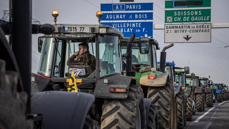 Le prosteste degli agricoltori: un corteo di trattori in Francia