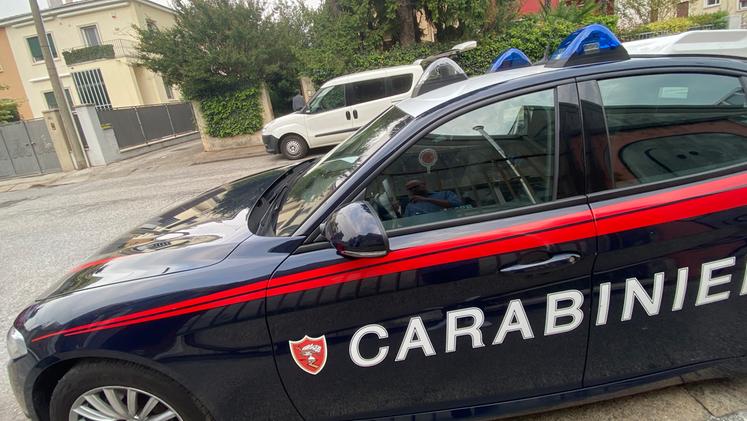 Una delle vittime dei furti ha sporto denuncia alla caserma dei carabinieri