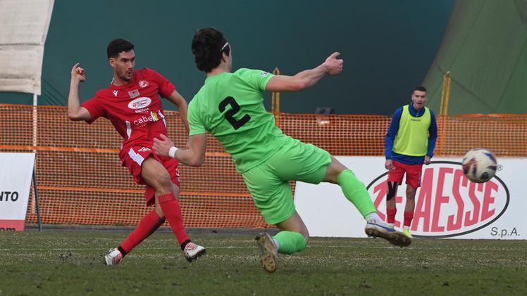 Il gol di Boix (Montecchio) allo stadio Cosaro, 22a giornata Montecchio-Virtus Bolzano (A. Trogu)