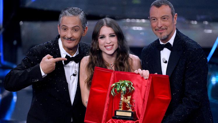 Sanremo, la vincitrice Angelina Mango con Amadeus e Fiorello (Foto ANSA)