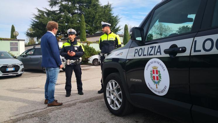 Il sindaco Giacomo Possamai con la polizia locale di Vicenza