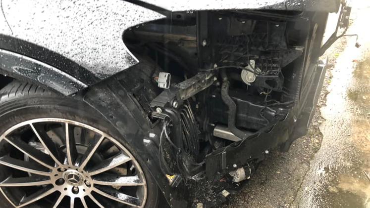 I ladri hanno smontato la parte anteriore di una Mercedes che era stata parcheggiata a Ca' Balbi