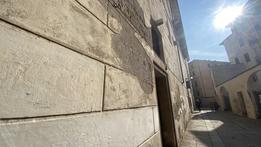 I muri perimetrali del teatro Olimpico in stradella del Teatro: saranno restaurati grazie alla raccolta fondi