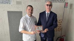 Lo chef Alberto Sgaggero di Locanda Grandi a San Bonifacio premiato dal presidente del Consorzio dell'Asiago Fiorenzo Rigoni