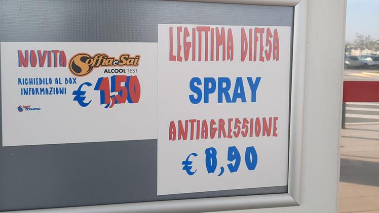 Il cartello sullo spray al peperoncino esposto in un supermercato del Vicentino