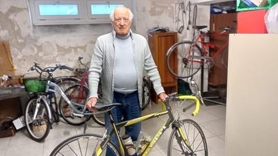 Marcello Bagattin insieme alle bici che l’hanno accompagnato per una vita E.M.F