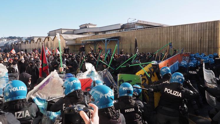 Un momento degli scontri avvenuti durante il corteo del 20 gennaio 2024 a Vicenza (COLORFOTO)