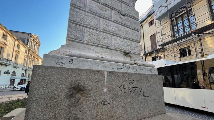 Dopo due anni dal restauro della statua in piazza Castello sono ricomparse le scritte