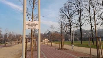 Il cartello a Campo Marzo: “Area sottoposta a videosorveglianza per ragioni di semplice voyeurismo”