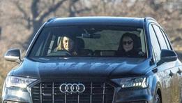 La principessa di Galles, Kate, è ricomparsa in queste ore in una foto "rubata" a distanza, in auto con la madre