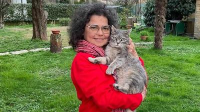 Graziella Zardo, 57 anni, con Minou che tiene in stallo insieme ad altri gatti in attesa che vengano adottati