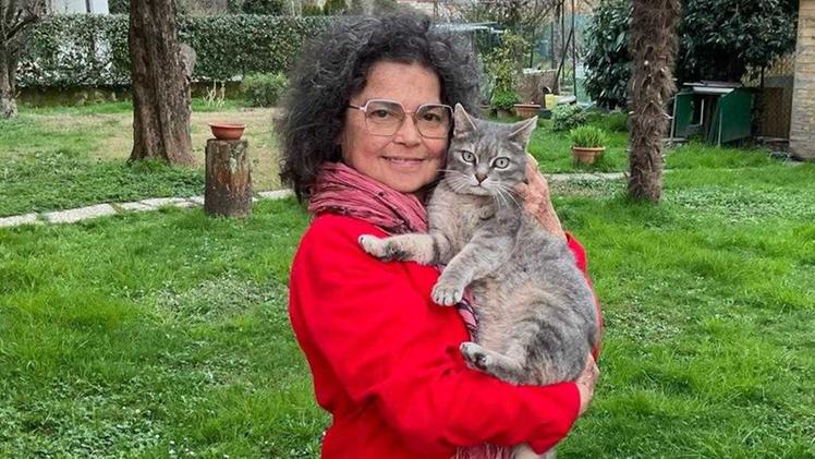 Graziella Zardo, 57 anni, con Minou che tiene in stallo insieme ad altri gatti in attesa che vengano adottati