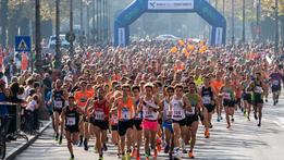 Last edition Runners along viale Roma in Vicenza during the StraVicenza 2023