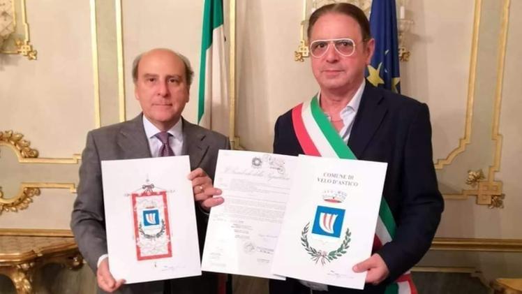 Con l’ex prefetto, il sindaco Giordano Rossi all’inaugurazione del gonfalone FILOSOFO