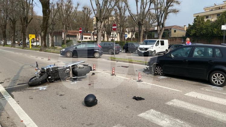 L'incidente in viale della Vittoria a Lonigo (Foto ZONIN)