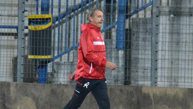 Il tecnico dei biancorossi Stefano Vecchi mentre abbandona il campo dopo l'espulsione (Foto TROGU)