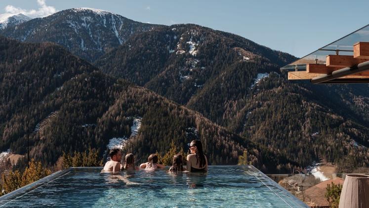 Ecco alcune delle località più belle dove si possono godere momenti unici di relax in montagna anche in primavera (hotel Sonnwies)