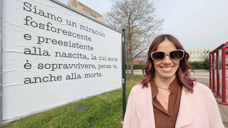 Francesca Bottari accanto a una delle sue affissioni in zona Centro studi FOTO CECCON