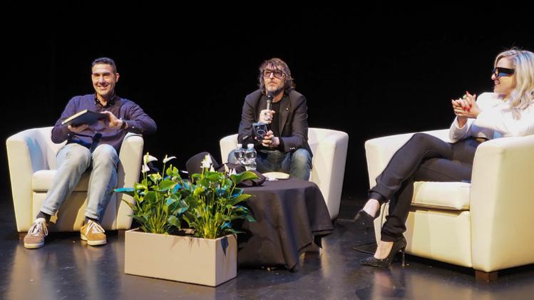 Roberto Vannacci sul palco del teatro Astra con Giuseppe Cruciani e Michela Morellato (COLORFOTO)