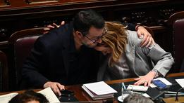 L'abbraccio in parlamento tra Matteo Salvini e Giorgia Meloni (Foto ANSA)
