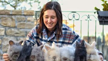 Rachele Capelletti dal 2012 gestisce l’allevamento amatoriale Bluconiglio a Corte Franca