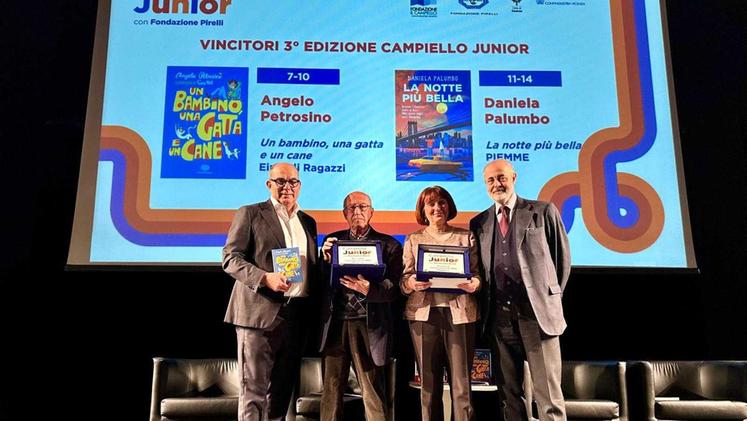 Da destra: Enrico Carraro, gli scrittori vincitori Angelo Petrosino e Daniela Palumbo, e Antonio Calabrò