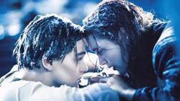 Una scena tratta dal film Titanic con Leonardo Di Caprio e Kate Winslet