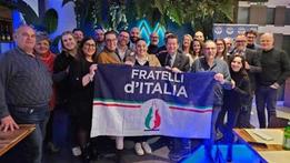 Il circolo di Fratelli d'Italia. Al centro il candidato sindaco Natale Ruggiero (Foto A. Cariolato)