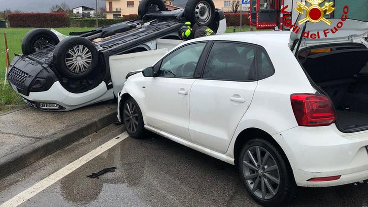 L'incidente è accaduto a Carrè in via Monte Pasubio. A scontrarsi due auto di cui una finita rovesciata