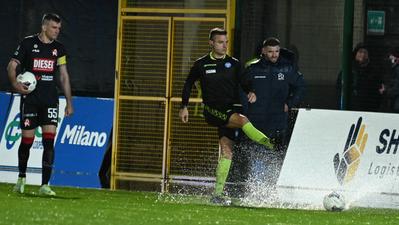 Pro Sesto-Vicenza, l'arbitro mentre verifica con i due capitani le condizioni del campo (Foto TROGU)