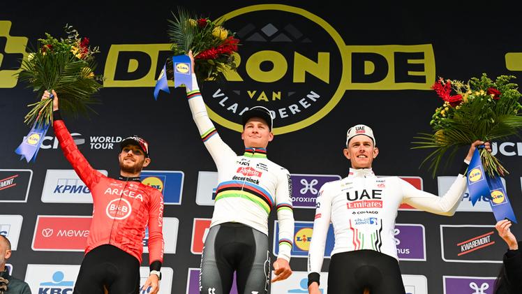 Luca Mozzato sul secondo gradino del podio al Giro delle Fiandre 2024