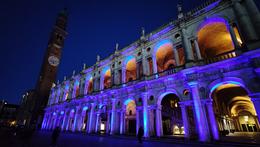 La basilica illuminata di blu FOTO FRANCESCO DALLA POZZA