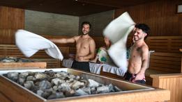 Nella sauna Elia Beghini e Francesco Sava, campioni mondiali di Master Freestyle Aufguss in una foto del 2023