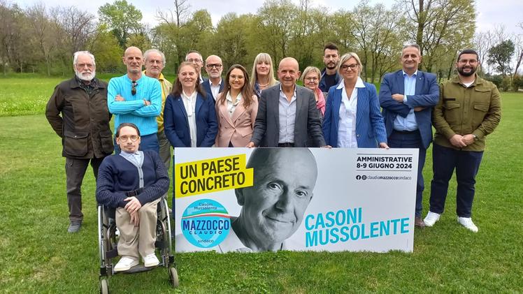 Claudio Mazzocco con candidati e sostenitori della lista