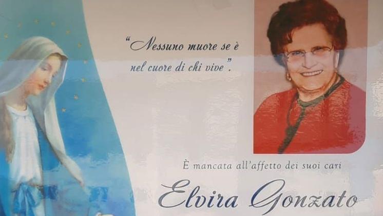 L'epigrafe che annuncia la morte di Elvira Gonzato, la storica perpetua di Cornedo