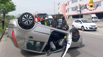 L'incidente è accaduto nel primo pomeriggio in via del Lavoro ad Arzignano