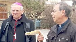 Don Roberto col vescovo Cipolla. Il parroco lascia Asiago dopo 18 anni