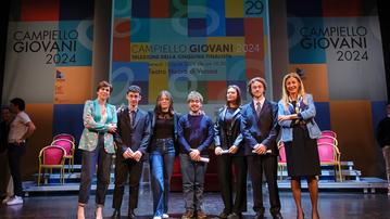 I cinque finalisti con Valentina Magnabosco (SX) e Mariacristina Gribaudi (DX)