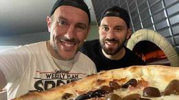 Pizza Caviale e Champagne stasera fa tappa alla pizzeria Alla Rotonda di Thiene dei fratelli Mauro e Andrea Pozzer