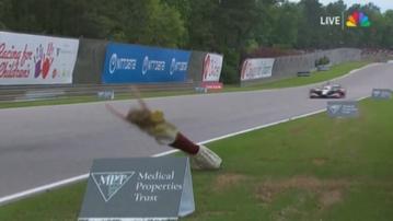 Il manichino finito in pista al Barber Motorsports Park (frame video "X")