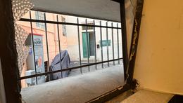 Una delle due finestre che sono state rotte dai giovanissimi autori del furto alla Pausa dei Dogi
