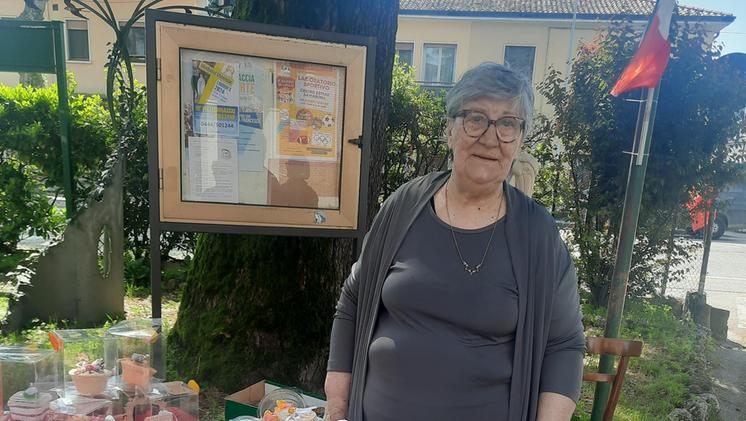 Entusiasmo e solidarietà Lisetta Molon, davanti ad un banchetto solidale nella “sua” parrocchia di Anconetta
