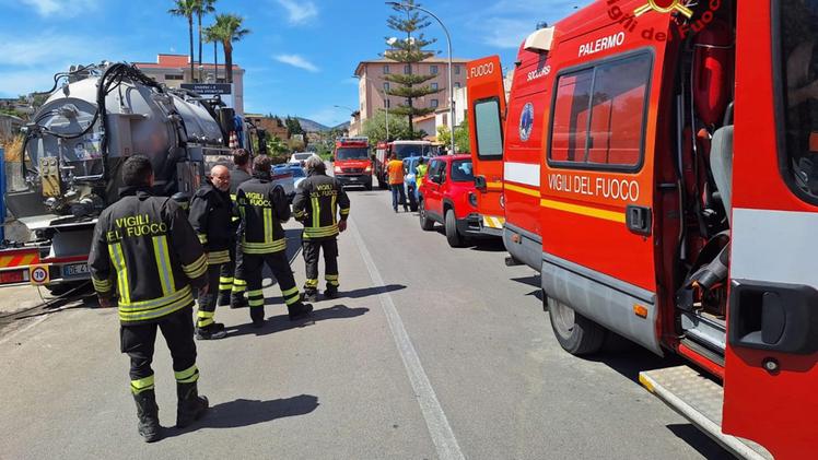 I vigili del fuoco sul luogo dove cinque operai sono morti in un'incidente sul lavoro avvenuto a Casteldaccia, nel palermitano (Foto ANSA)