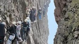 I turisti bloccati sul monte Yandang