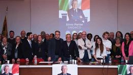 Silvio Parise con i candidati delle tre liste che lo appoggiano nella corsa a sindaco (Foto Trogu)