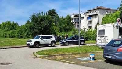 L'intervento di Digos e polizia locale al parcheggio di via Rossi (Foto GONZATO)
