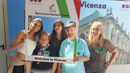 Al centro Romano Gheno, 90 anni, originario di San Nazario (Valbrenta) è arrivato da Buenos Aires con la famiglia per l'adunata