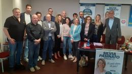 Silvia Pasinato con i candidati del suo partito, Fratelli d’Italia